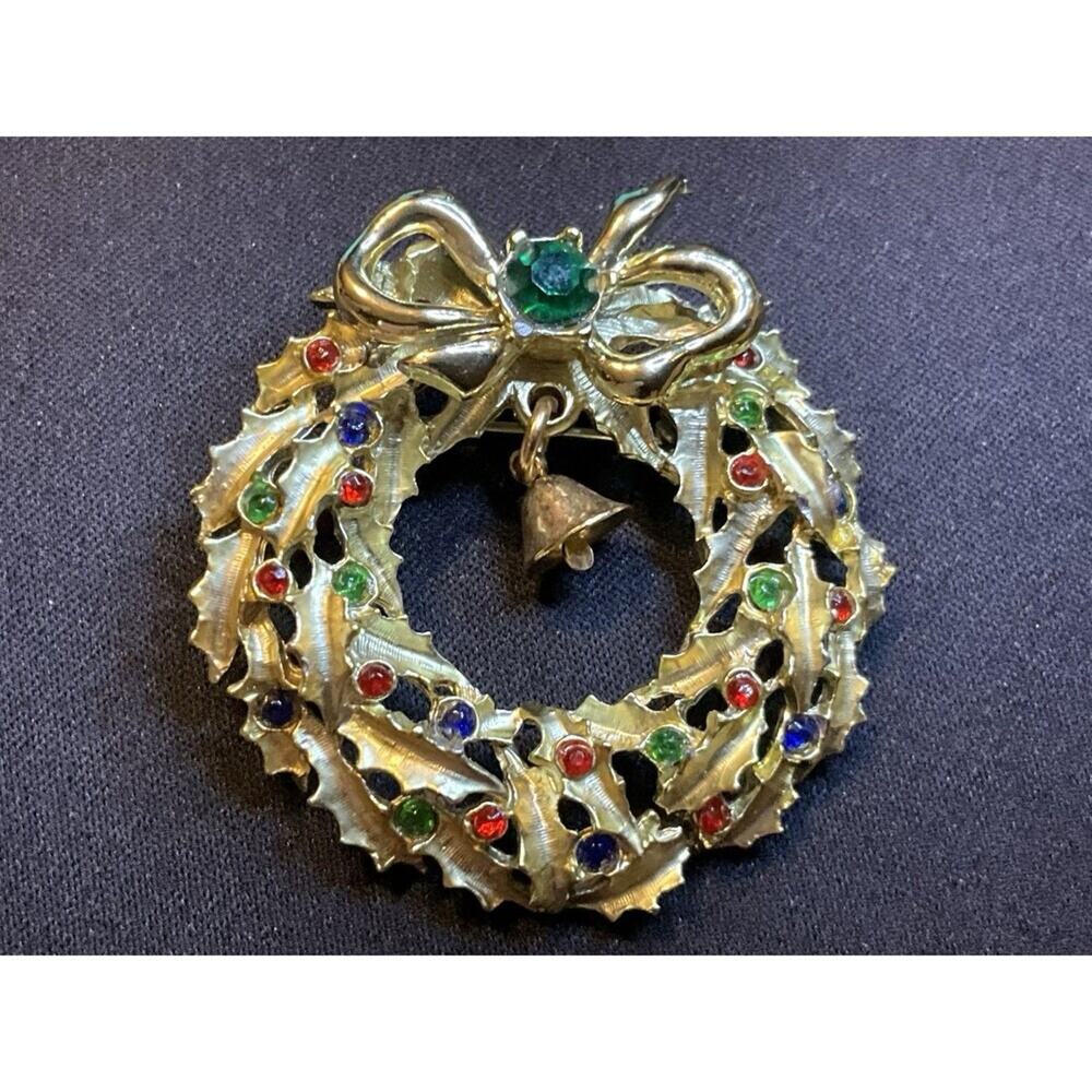 Gold Tone Rhinestone Vintage Wreath And Bell Brooch - Picture 2 of 5